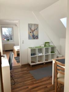 salon ze schodami i półką na książki w obiekcie Forsthof Next Door w mieście Sierning