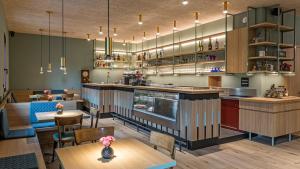 un ristorante con bar, tavoli e sedie di Hotel Villa Mayr Rooms & Suites a Brixen