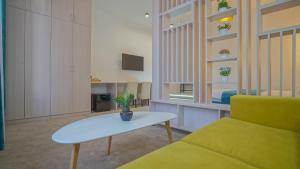a living room with a couch and a table at Zoom Rooms in Braşov