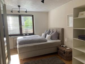 1 dormitorio con 1 cama y ventana en una habitación en Haus 8, en Lauterecken
