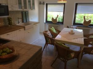 uma cozinha com mesa e cadeiras e uma sala de jantar em Haus 8 em Lauterecken