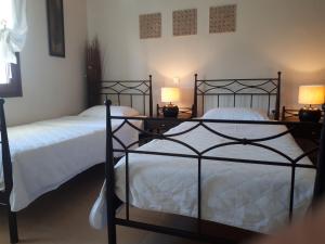 A bed or beds in a room at Villa Del Lago Boutique Hotel