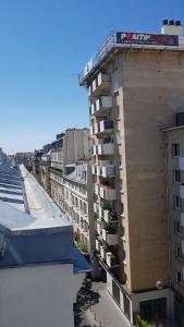 een hoog gebouw met een trein erop bij Hotel Cosmos in Parijs