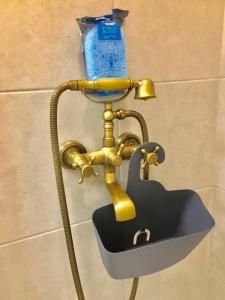 een douchekop in een badkamer met een slang bij Aria Apartments Sarajevo in Sarajevo +19 foto's