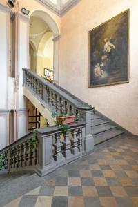 un escalier dans un bâtiment avec une peinture murale dans l'établissement Il Seminario, à Alba