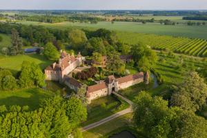 eine Luftansicht einer alten Burg auf einem Feld in der Unterkunft Chateau du Blanc Buisson in Saint-Pierre-du-Mesnil