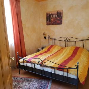 um quarto com uma cama num quarto em Ferienwohnung Alpenrose em Goldegg