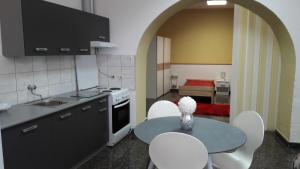普拉的住宿－Apartment Zadarska，带桌椅的厨房和带水槽的厨房
