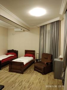 Tempat tidur dalam kamar di Alma-Ata Hotel