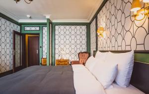 Posteľ alebo postele v izbe v ubytovaní HENRI Hotel Wien Siebterbezirk