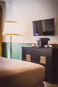 Televízia a/alebo spoločenská miestnosť v ubytovaní HENRI Hotel Wien Siebterbezirk