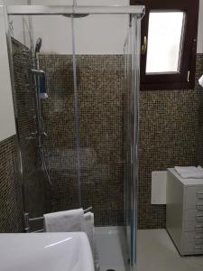 La salle de bains est pourvue d'une douche et d'un lavabo. dans l'établissement Funny Flat, à Paterno