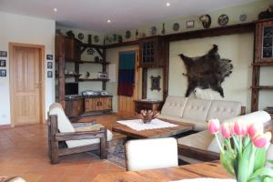 sala de estar con sofá y mesa en Ferienwohnung Alpenrose en Goldegg