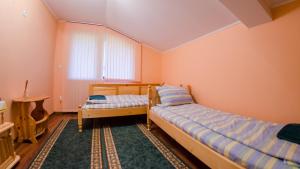Katil atau katil-katil dalam bilik di Къща за гости Черна река