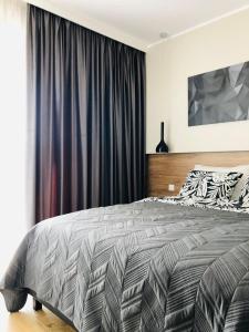 1 dormitorio con cama y ventana grande en DOBRY MOMENT - apartament Giżycko en Giżycko
