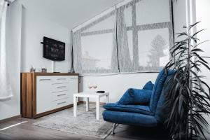un soggiorno con tavolo e sedia blu di Istriana boutique apartment a Nova Gorica