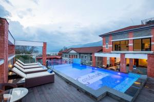 Piscina a Landmark Pokhara o a prop