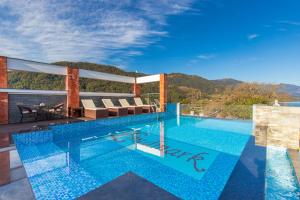 Swimmingpoolen hos eller tæt på Landmark Pokhara