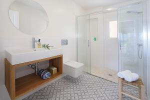 ein Badezimmer mit Dusche, Waschbecken und Toilette in der Unterkunft BLAU Apartamento en Cala Galiota con vistas al mar in Colonia Sant Jordi