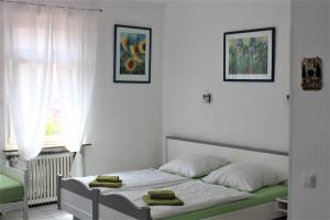 una camera da letto con un letto e due asciugamani di Hotel zur Post Schwanheim a Francoforte sul Meno