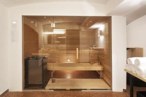 W łazience znajduje się prysznic ze szklaną ścianą. w obiekcie Appartements Steiner - SKI IN - SKI OUT w mieście Zell am See +32 zdjęcia