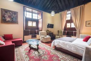 1 dormitorio con cama y mesa de centro en Casa Tradicional Canaria - I en Garachico
