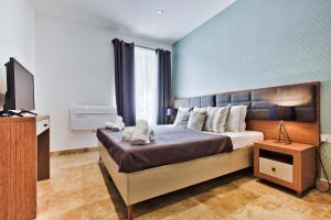 เตียงในห้องที่ Ursula suites - self catering apartments - Valletta - By Tritoni Hotels