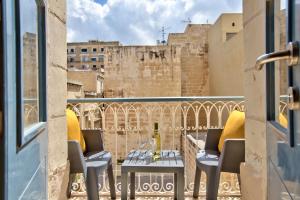 z balkonu ze stołem i krzesłami w obiekcie Ursula suites - self catering apartments - Valletta - By Tritoni Hotels w mieście Valletta