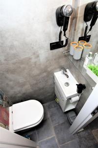 Kúpeľňa v ubytovaní Mikro Apartament Solo na Starówce 8m2