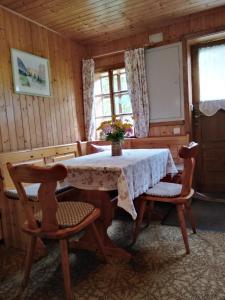 una sala da pranzo con tavolo e 2 sedie di Ferienhaus Lederer a Stockenboi