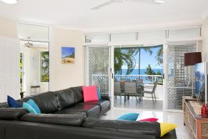 Zona d'estar a The Beach House 3BR Waterfront Apartment, Own WIFI