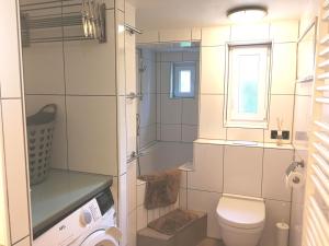 een kleine badkamer met een toilet en een raam bij Ferienwohnung Graf in Tübingen