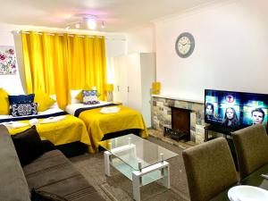Foto dalla galleria di Spacious London Excel 2 bedrooms, Separate Reception, Kitchen, Full Apartment a Londra