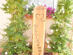 Una señal de madera que dice que el amor es un campo de batalla. en Hotel Landgasthof Blume en Lichtenau