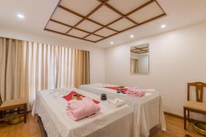 Llit o llits en una habitació de Landmark Pokhara