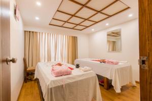 Llit o llits en una habitació de Landmark Pokhara