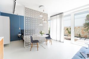 een woonkamer met een tafel en stoelen bij Santa Caterina - Dimora sul mare in Polignano a Mare