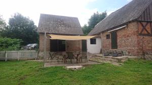 a brick house with a patio with a table and chairs at Kummerower See in Dargun
