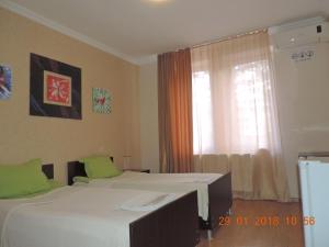 Ένα ή περισσότερα κρεβάτια σε δωμάτιο στο Alma-Ata Hotel