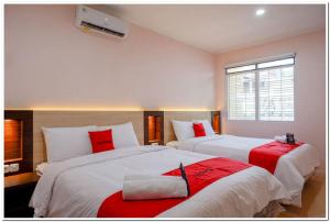 Tempat tidur dalam kamar di RedDoorz near Gejayan 3