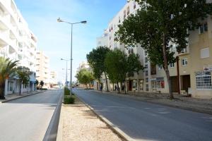 an empty street in a city with buildings at Casa Caravela B in Armação de Pêra