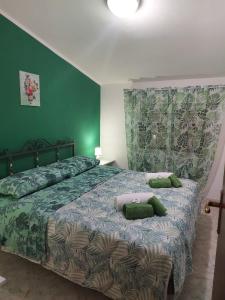 - une chambre avec un lit et 2 oreillers dans l'établissement Villa Romana, à Ricadi