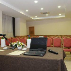 laptopa siedzącego na stole w pokoju w obiekcie Hotel Ristorante La Lanterna w mieście Villaricca