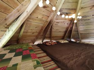 Säng eller sängar i ett rum på Kandle talu aiamaja