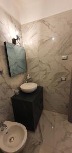 Kúpeľňa v ubytovaní La Casetta tra Sassi e Ulivi B&B + 21 fotografií