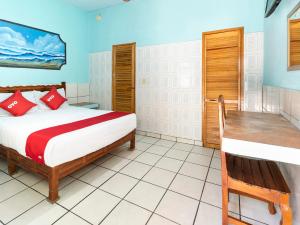 1 dormitorio con 1 cama y escritorio en una habitación en Hotel Posada Agua Escondida, en Cihuatlán