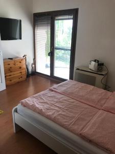 Łóżko lub łóżka w pokoju w obiekcie CSEVI Apartmanház