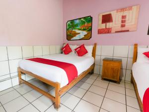 1 dormitorio con 2 camas en una habitación en Hotel Posada Agua Escondida en Cihuatlán