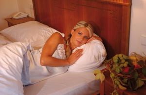 A bed or beds in a room at Dolomitenhotel Weisslahnbad