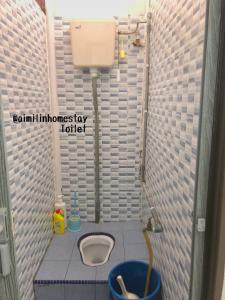 een kleine badkamer met een wastafel en een toilet bij Aimilin Homestay in Kampong Ibus
